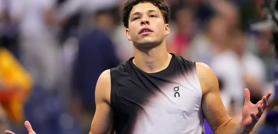 Joueur de tennis levant les bras sur le court