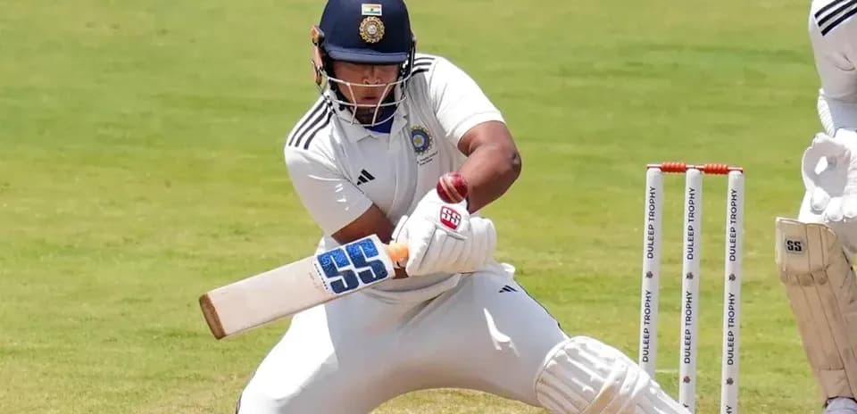 Joueur de cricket frappant la balle avec une batte
