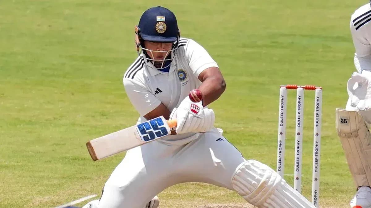 Joueur de cricket frappant la balle avec une batte