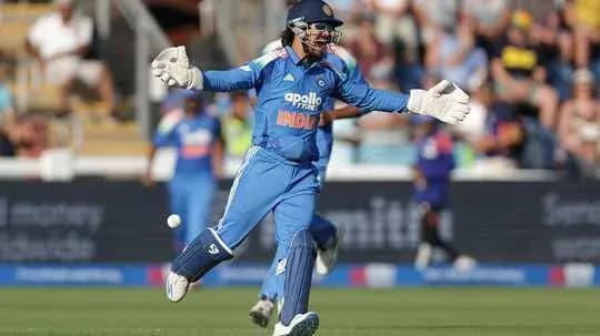 Wicketkeeper diving to catch the ball during match