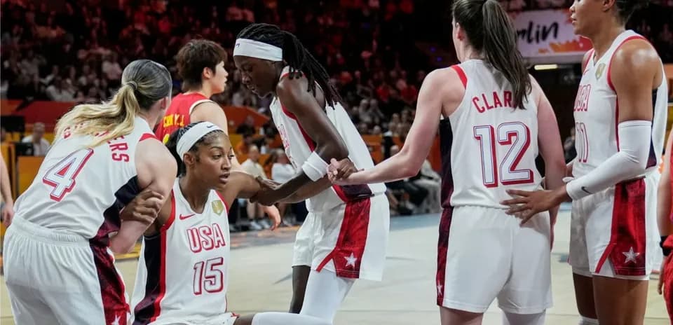 Joueuses de l'équipe USA soutenant une coéquipière blessée