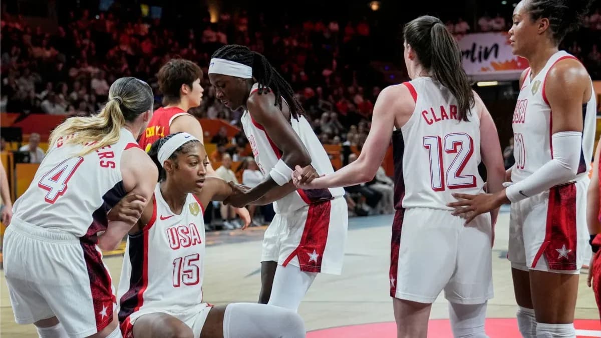 Joueuses de l'équipe USA soutenant une coéquipière blessée