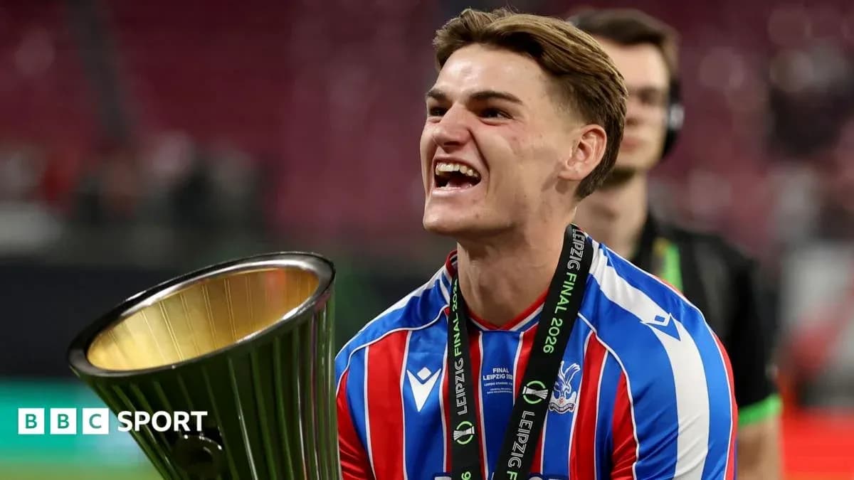 Joueur célébrant avec le trophée après la victoire