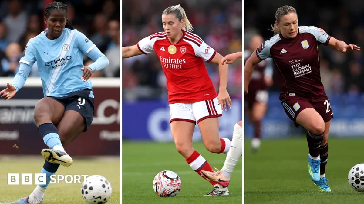 Trois joueuses de football en action sur le terrain