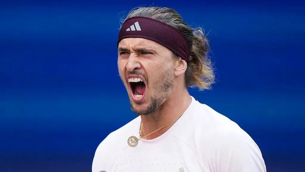 Joueur de tennis célébrant sur le court