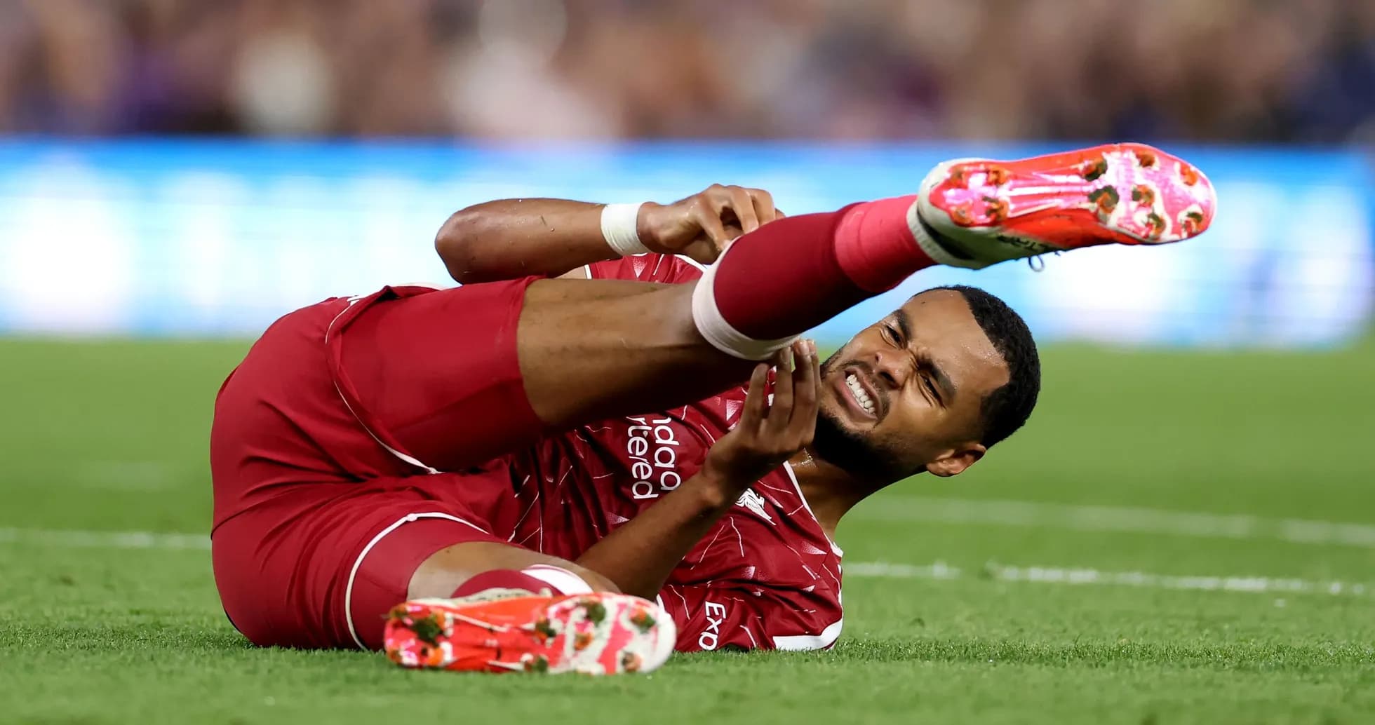 Joueur de Liverpool blessé au sol pendant le match