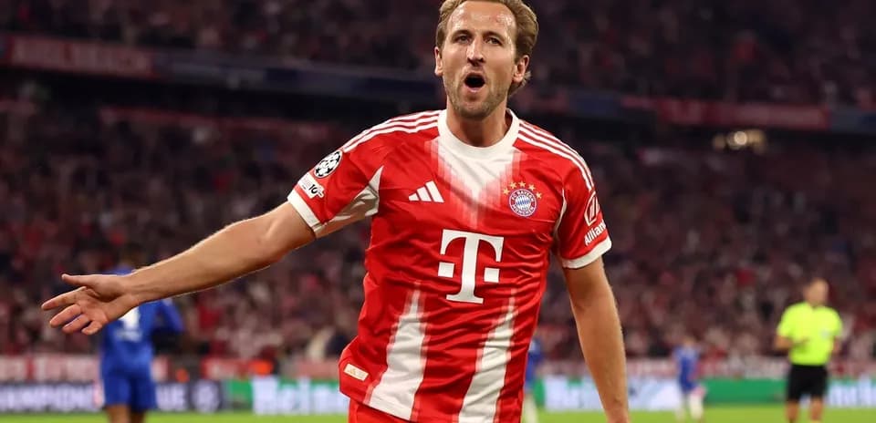 Joueur célébrant un but avec le maillot de Bayern