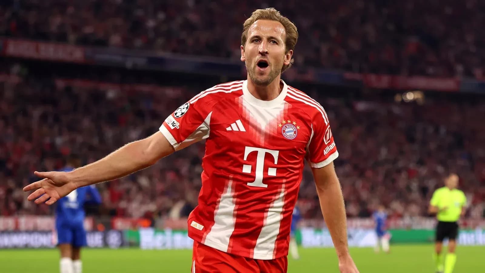 Joueur célébrant un but avec le maillot de Bayern