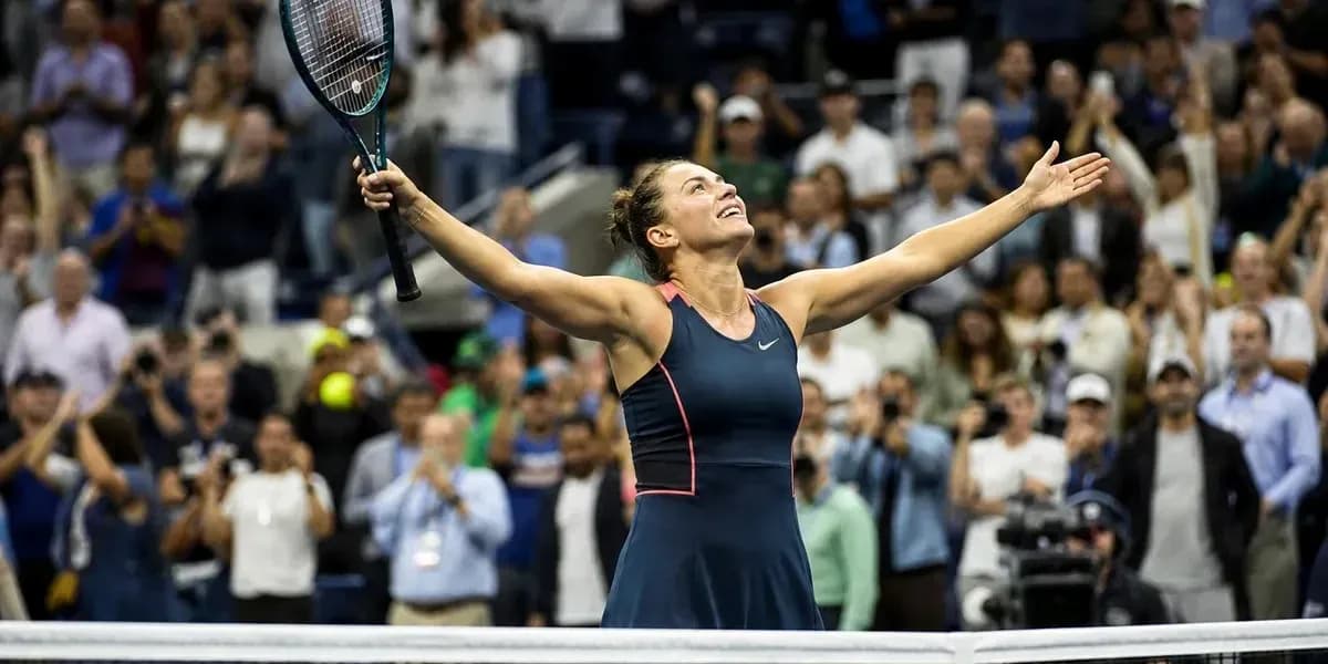 Joueuse de tennis célébrant sa victoire devant le public