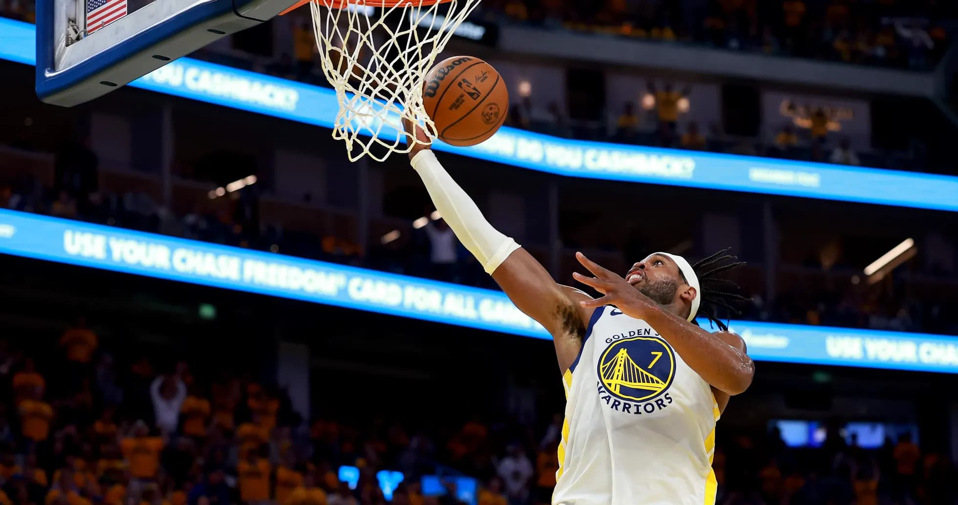 Joueur des Golden Warriors marquant un panier au basket