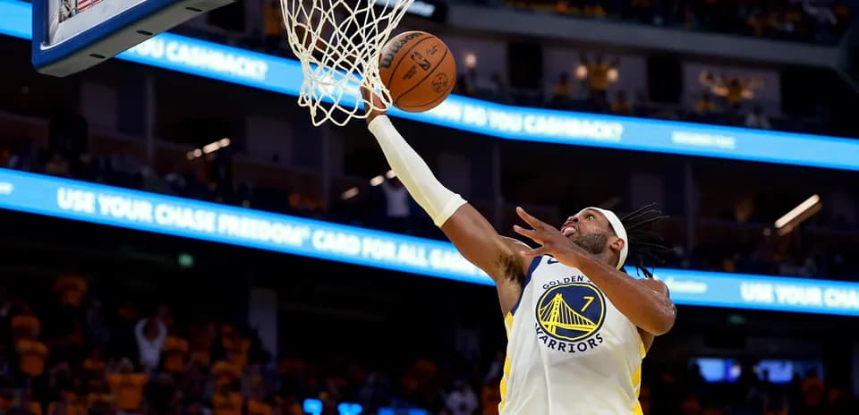 Joueur des Golden Warriors marquant un panier au basket