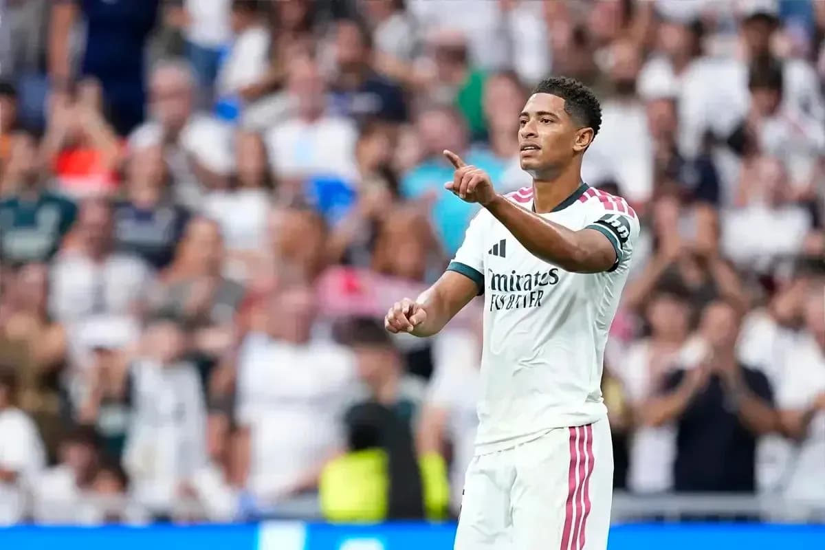 Joueur de football en action devant les supporters