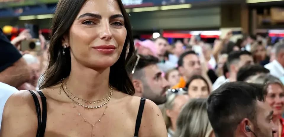 Femme dans une foule lors d'un événement sportif