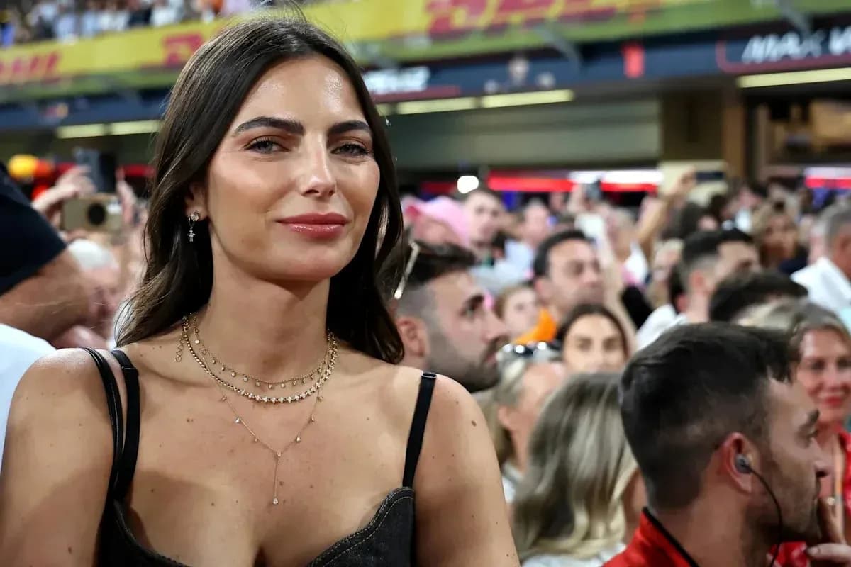 Femme dans une foule lors d'un événement sportif
