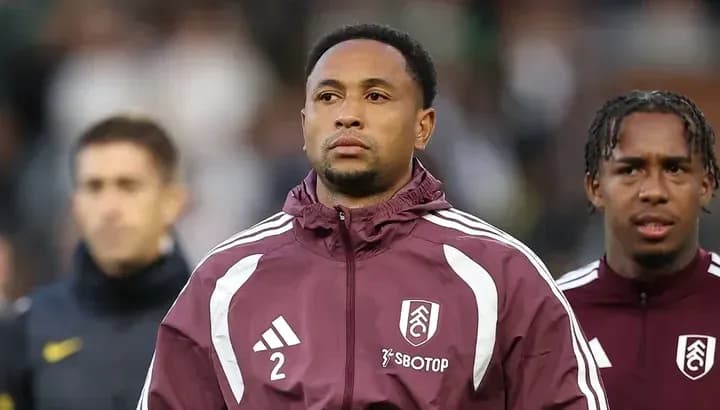 Joueur de Fulham en attente sur le terrain
