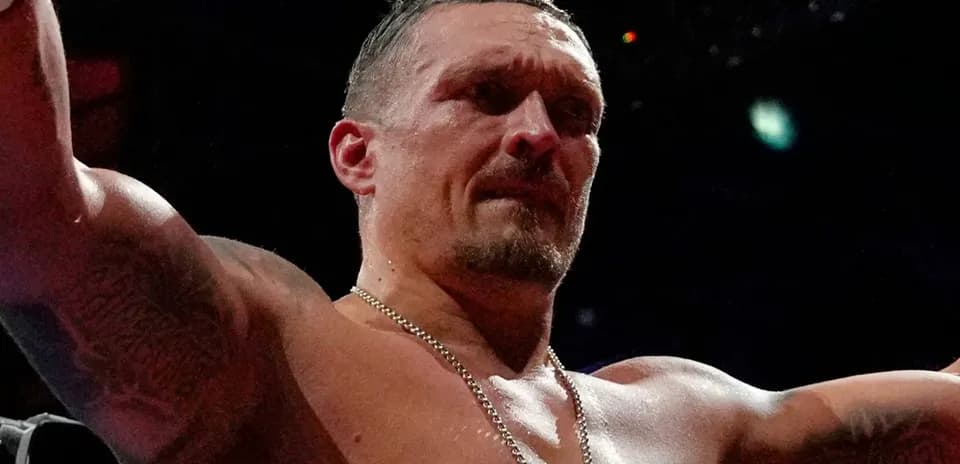 Boxeur levant les bras après un combat