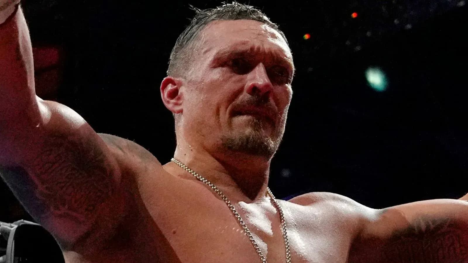 Boxeur levant les bras après un combat