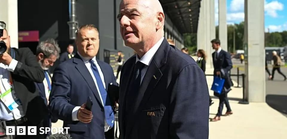 Dirigeant FIFA parlant à des journalistes en extérieur