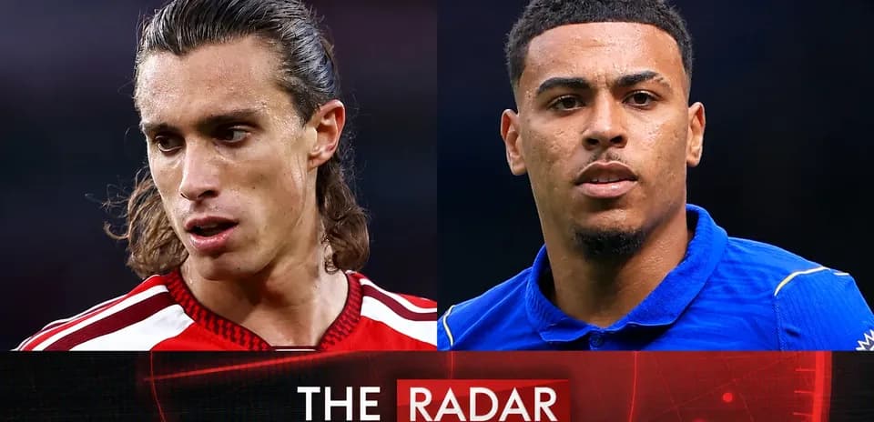 Deux joueurs de football en gros plan, face à face