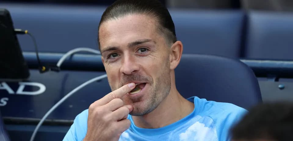 Joueur assis sur le banc, mangeant une sucrerie