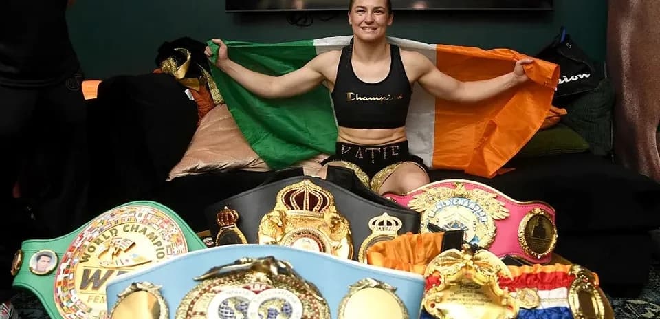 Boxeuse tenant le drapeau irlandais avec ceintures