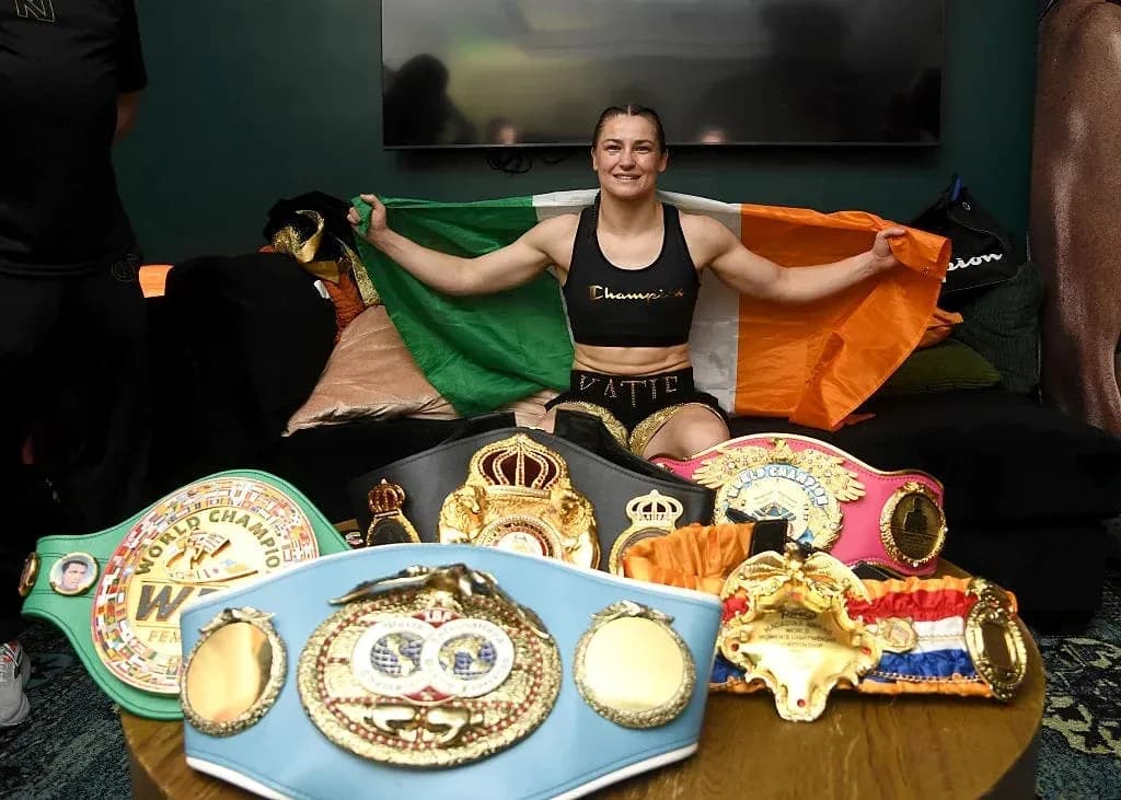 Boxeuse tenant le drapeau irlandais avec ceintures