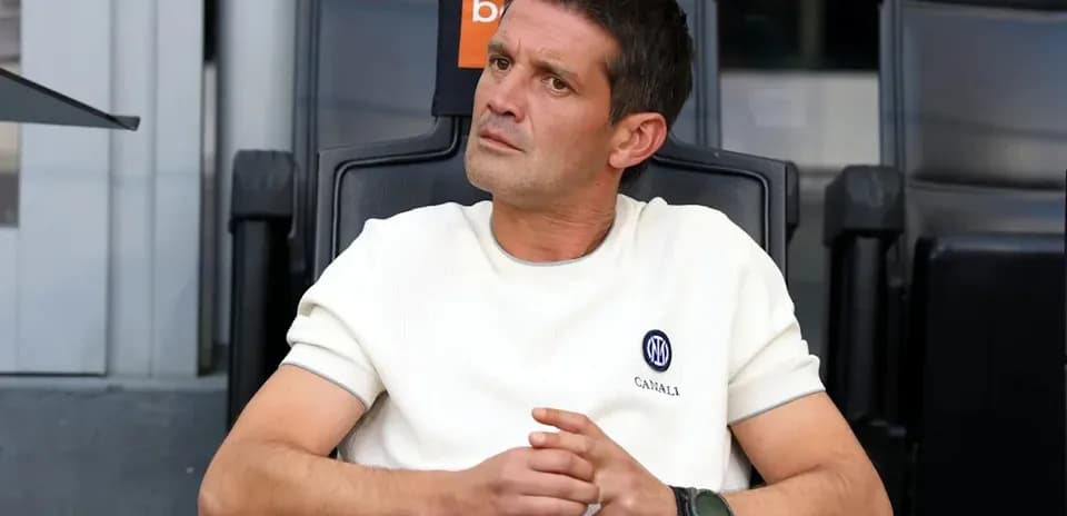 Entraîneur assis sur le banc pendant un match