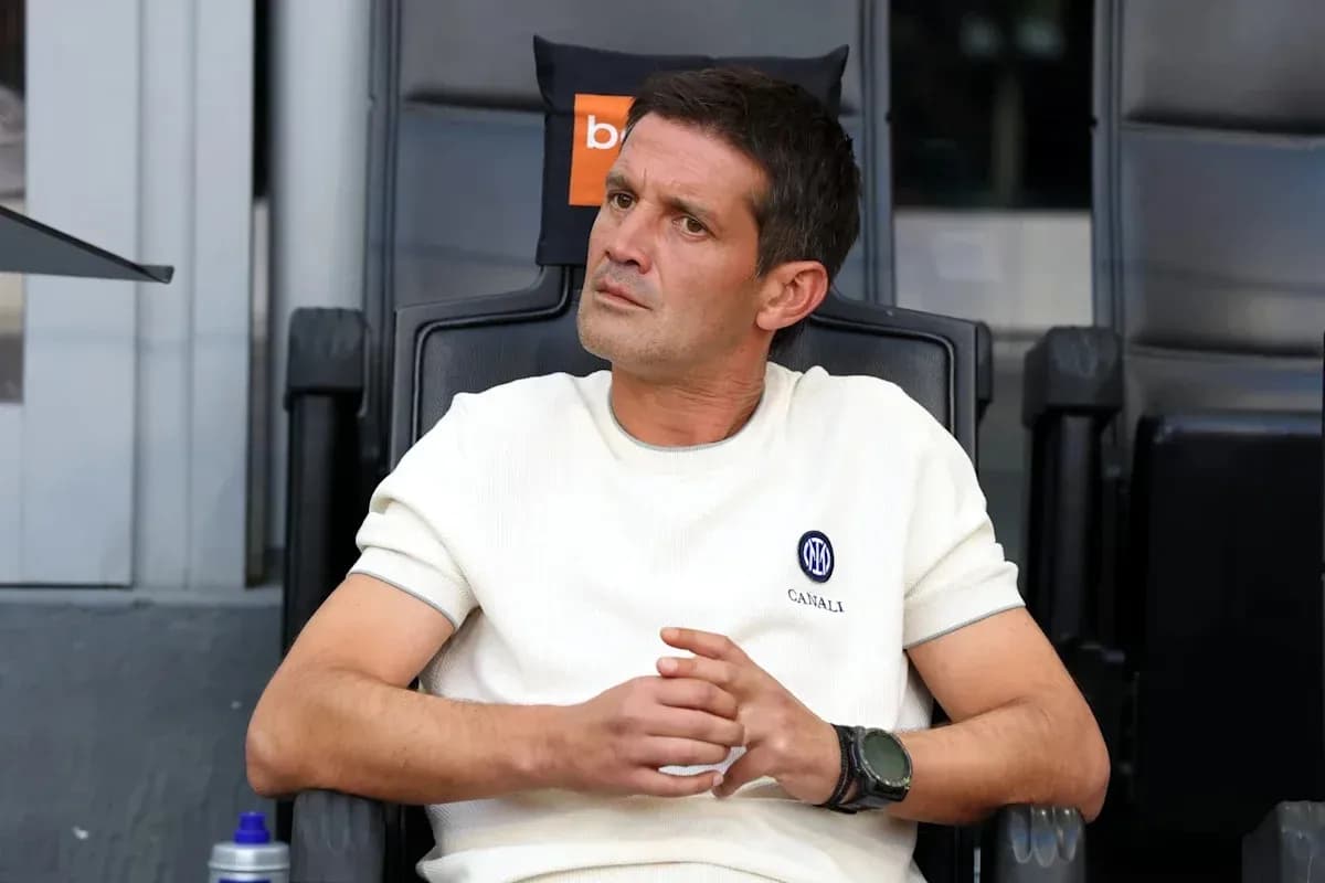 Entraîneur assis sur le banc pendant un match