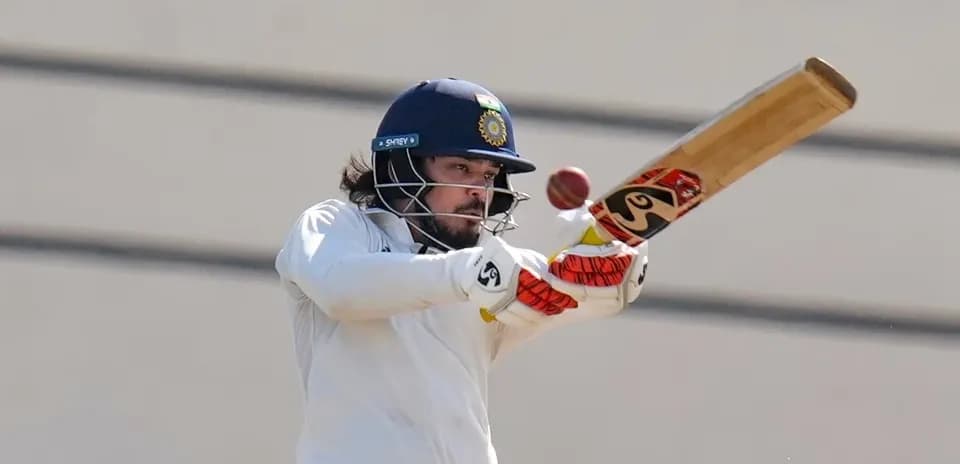 Joueur de cricket frappant une balle avec une batte