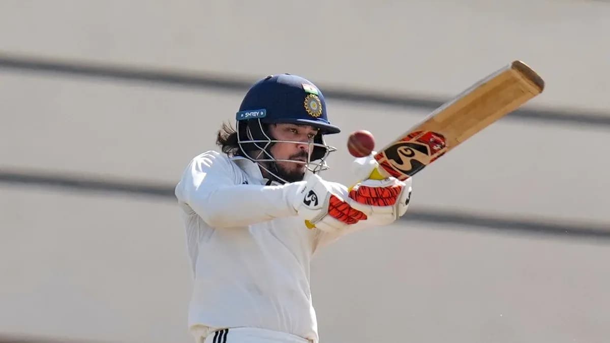 Joueur de cricket frappant une balle avec une batte