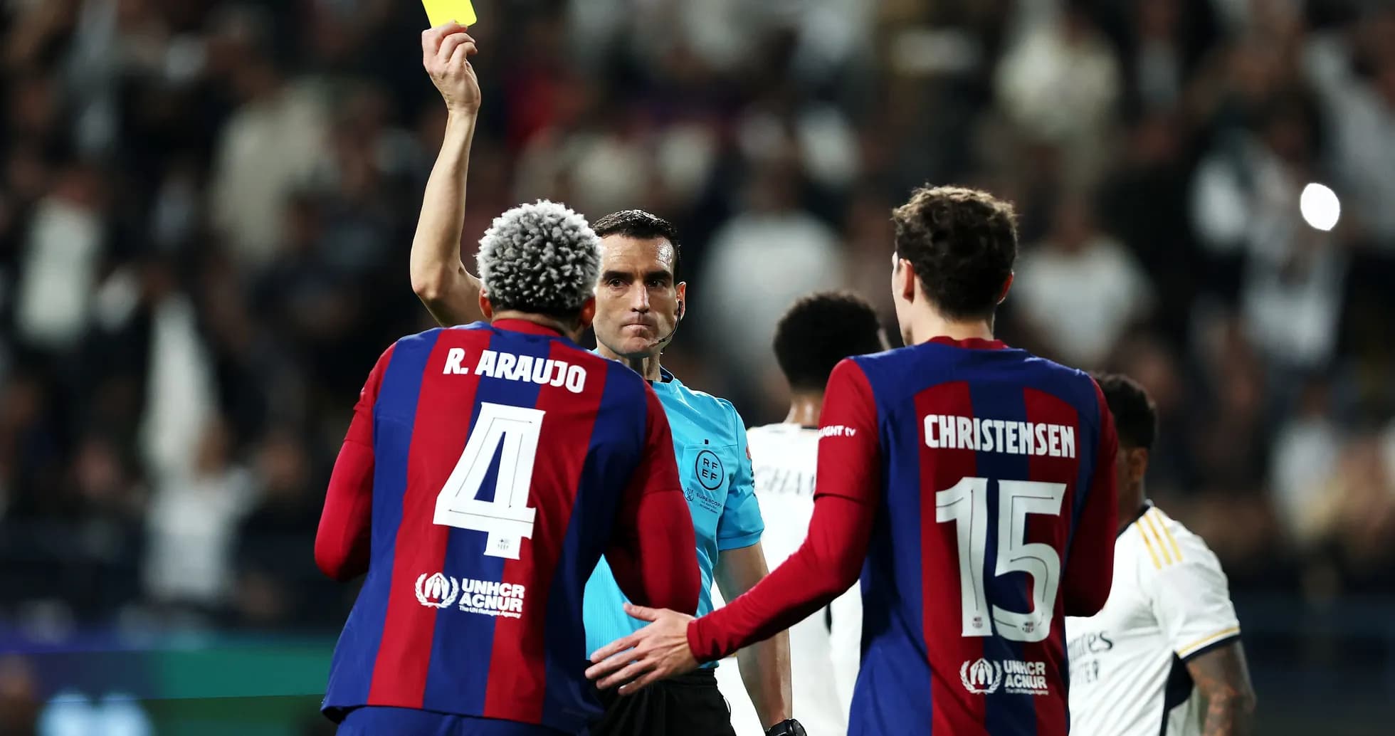 Arbitre montrant un carton jaune à R. Araujo