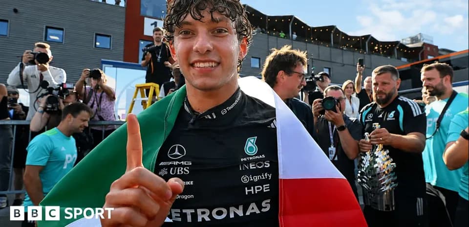 Pilote célébrant avec le drapeau italien après la course