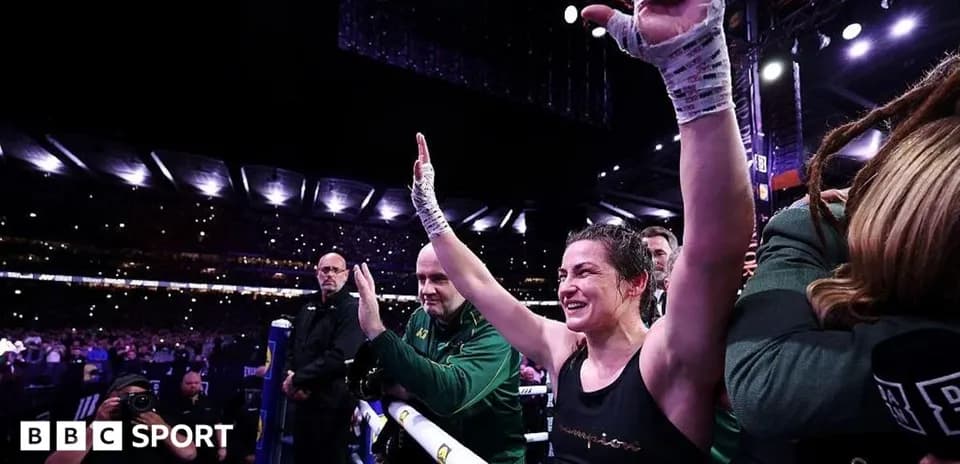 Boxeuse célébrant après le match dans l'arène