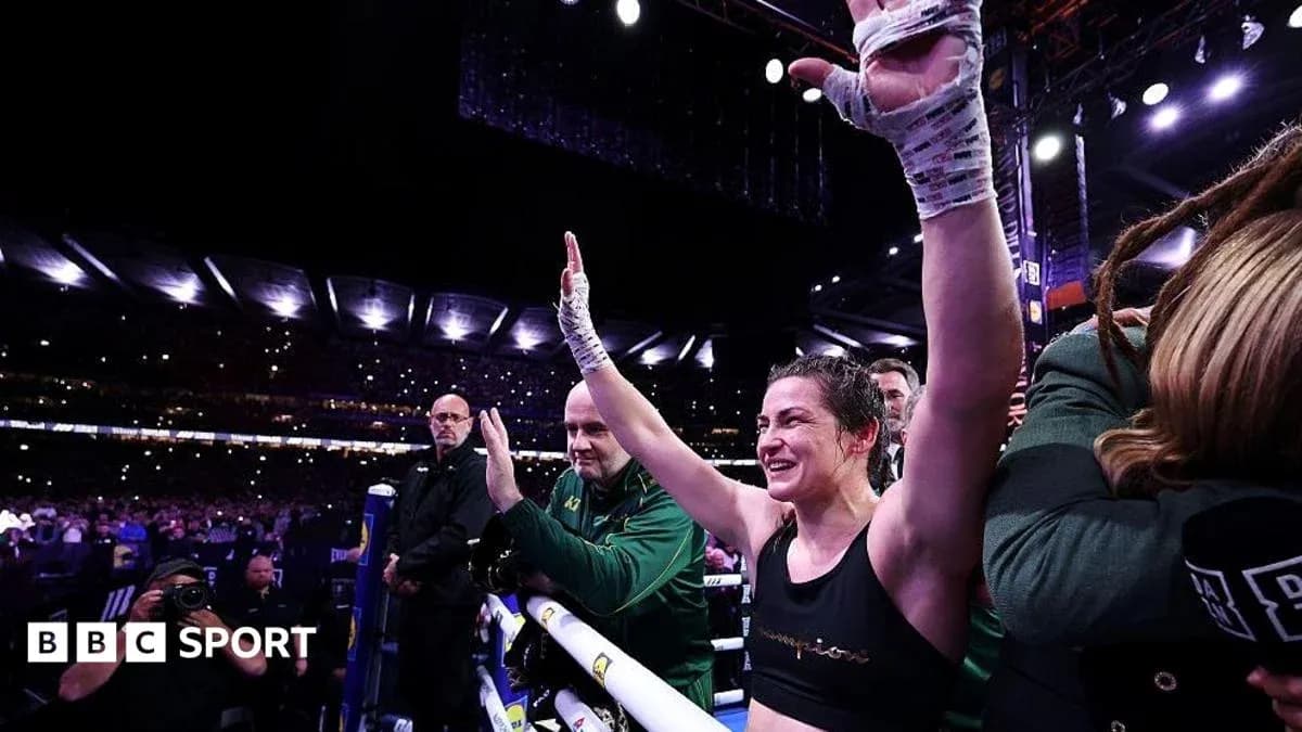 Boxeuse célébrant après le match dans l'arène