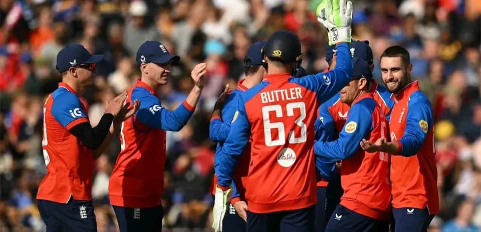 Équipe anglaise célébrant une prise de wicket