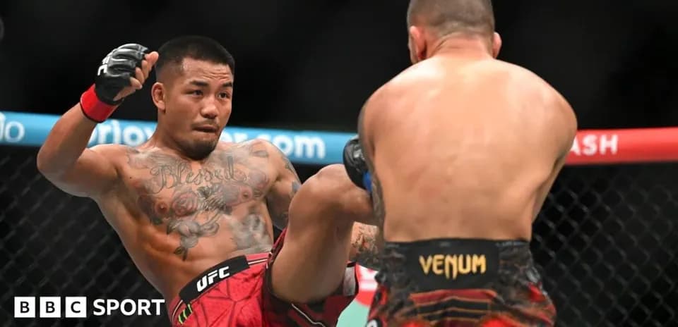 Deux combattants s'affrontent dans l'octogone UFC