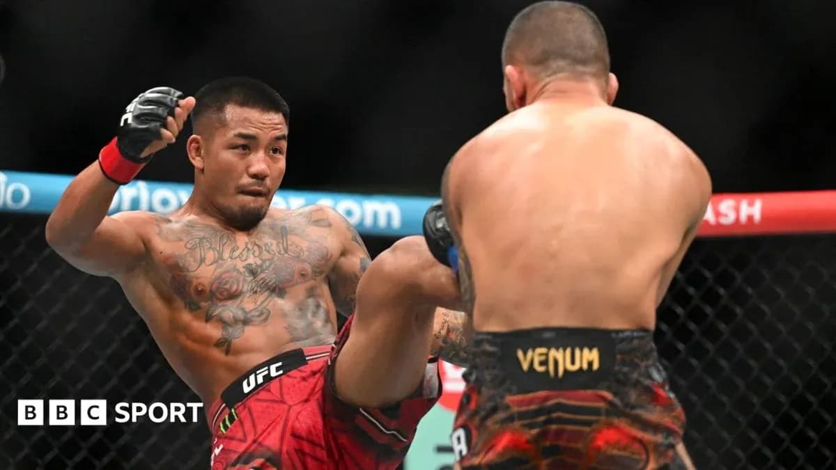 Deux combattants s'affrontent dans l'octogone UFC