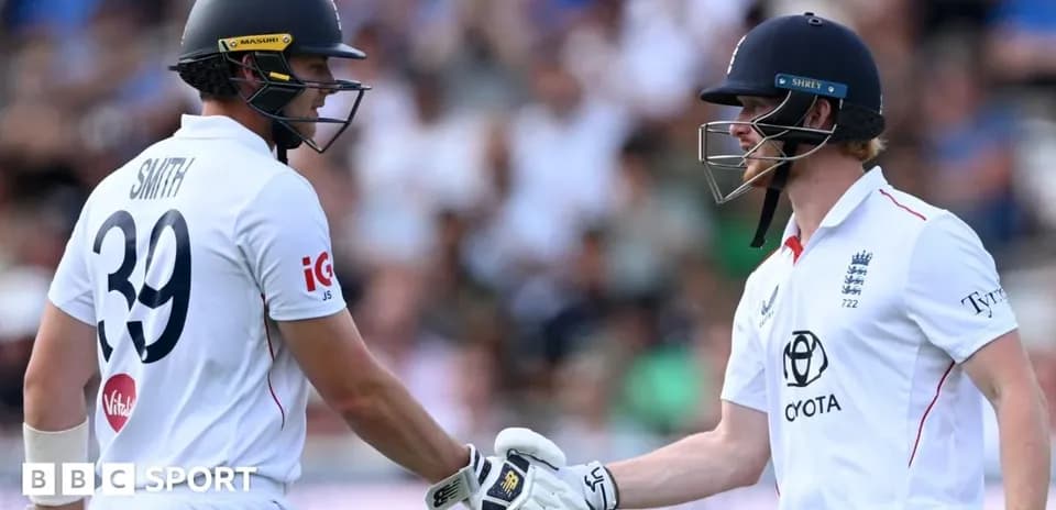 Joueurs s'acclamant lors d'un match de cricket