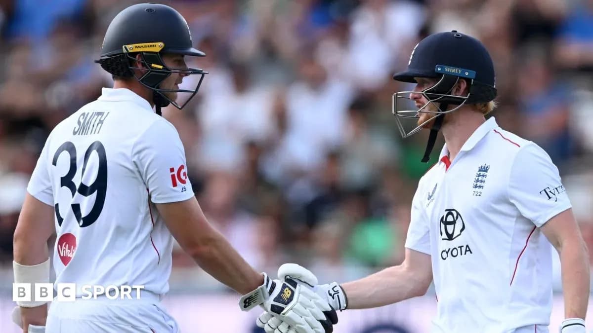 Joueurs s'acclamant lors d'un match de cricket