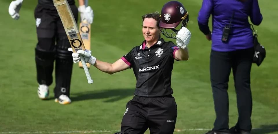 Joueur de cricket célébrant un score avec une batte