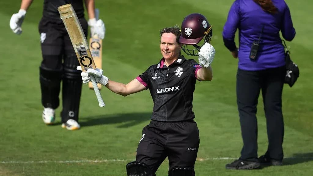 Joueur de cricket célébrant un score avec une batte