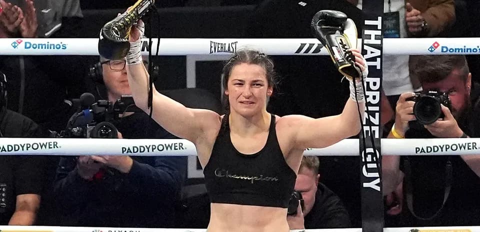 Boxeuse levant des gants après sa victoire