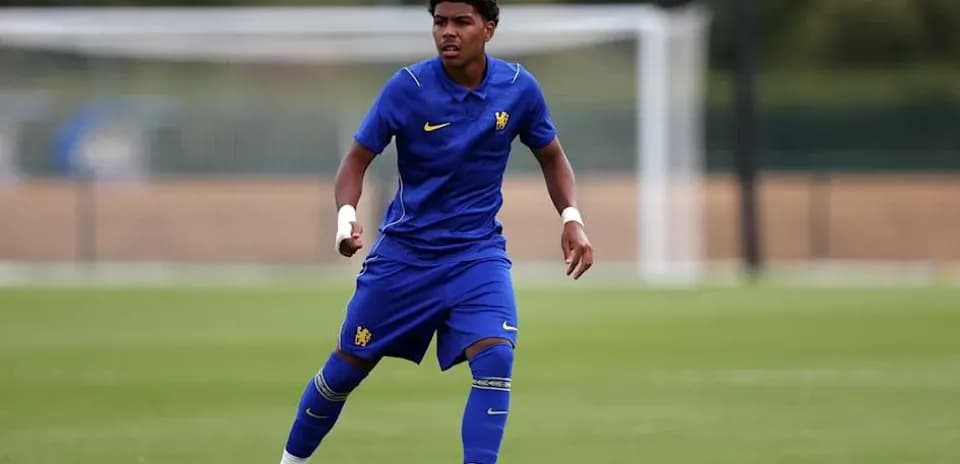Joueur en action sur le terrain d'entraînement
