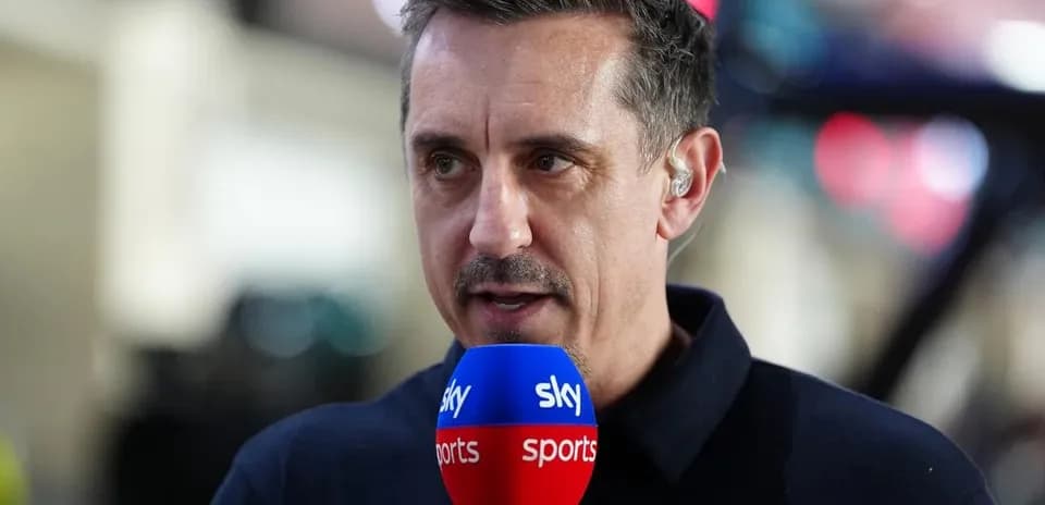Commentateur parlant avec un microphone Sky Sports
