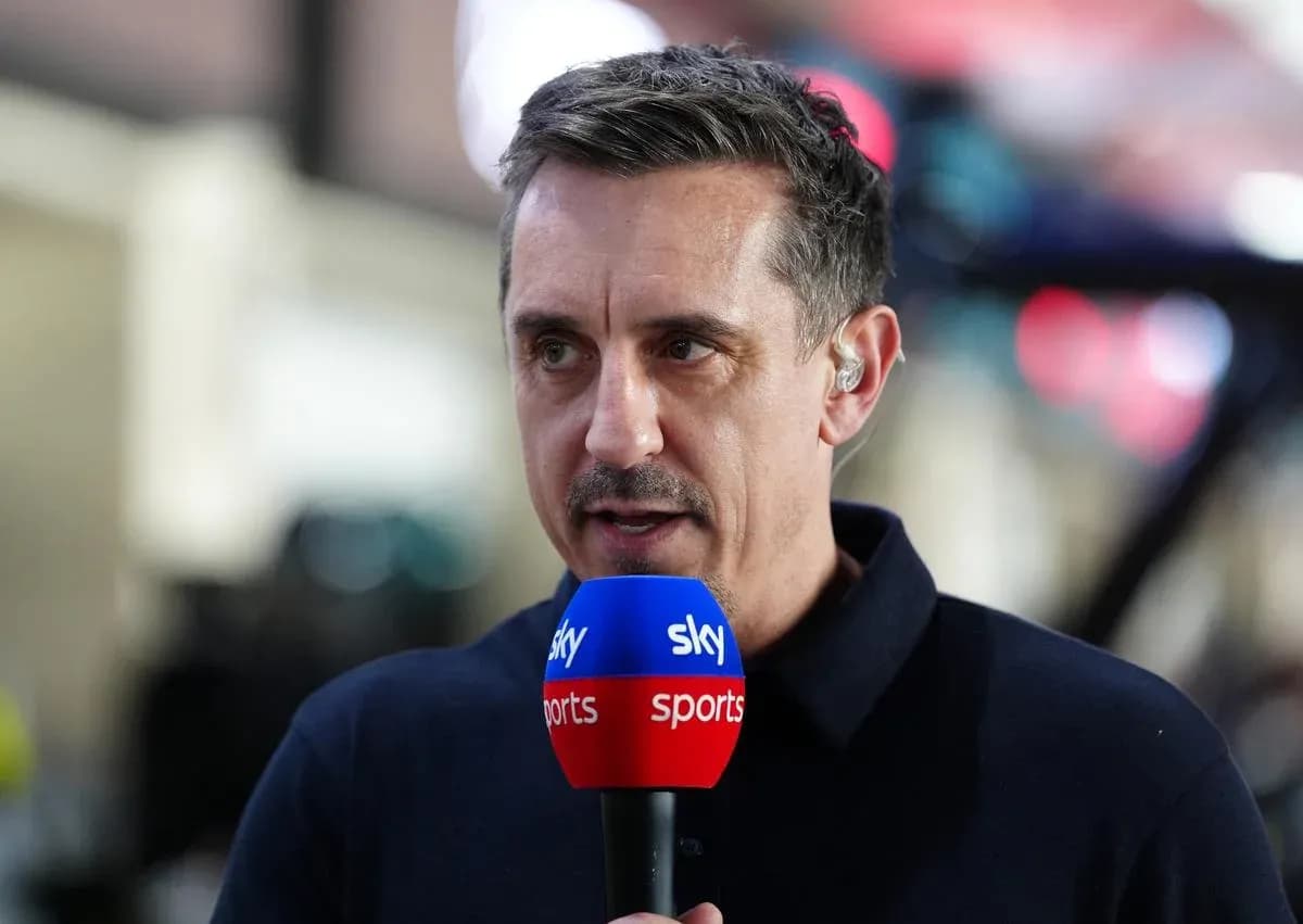 Commentateur parlant avec un microphone Sky Sports