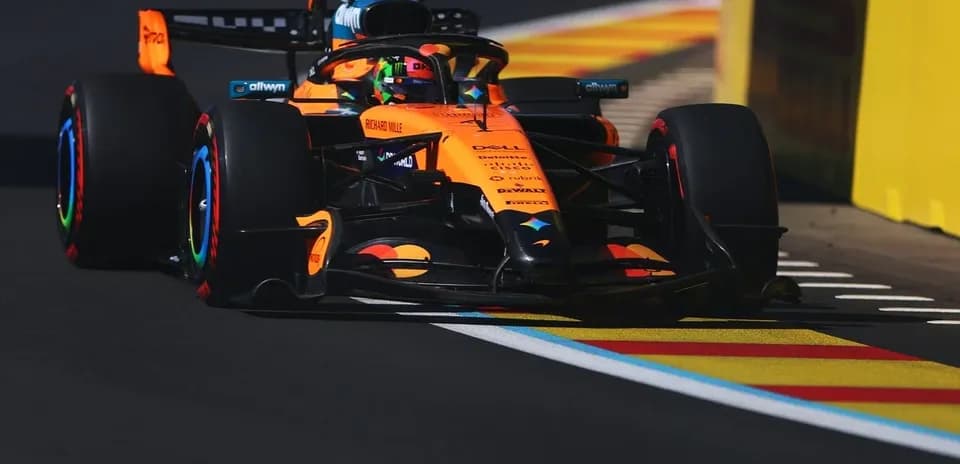 Voiture de F1 McLaren sur la piste