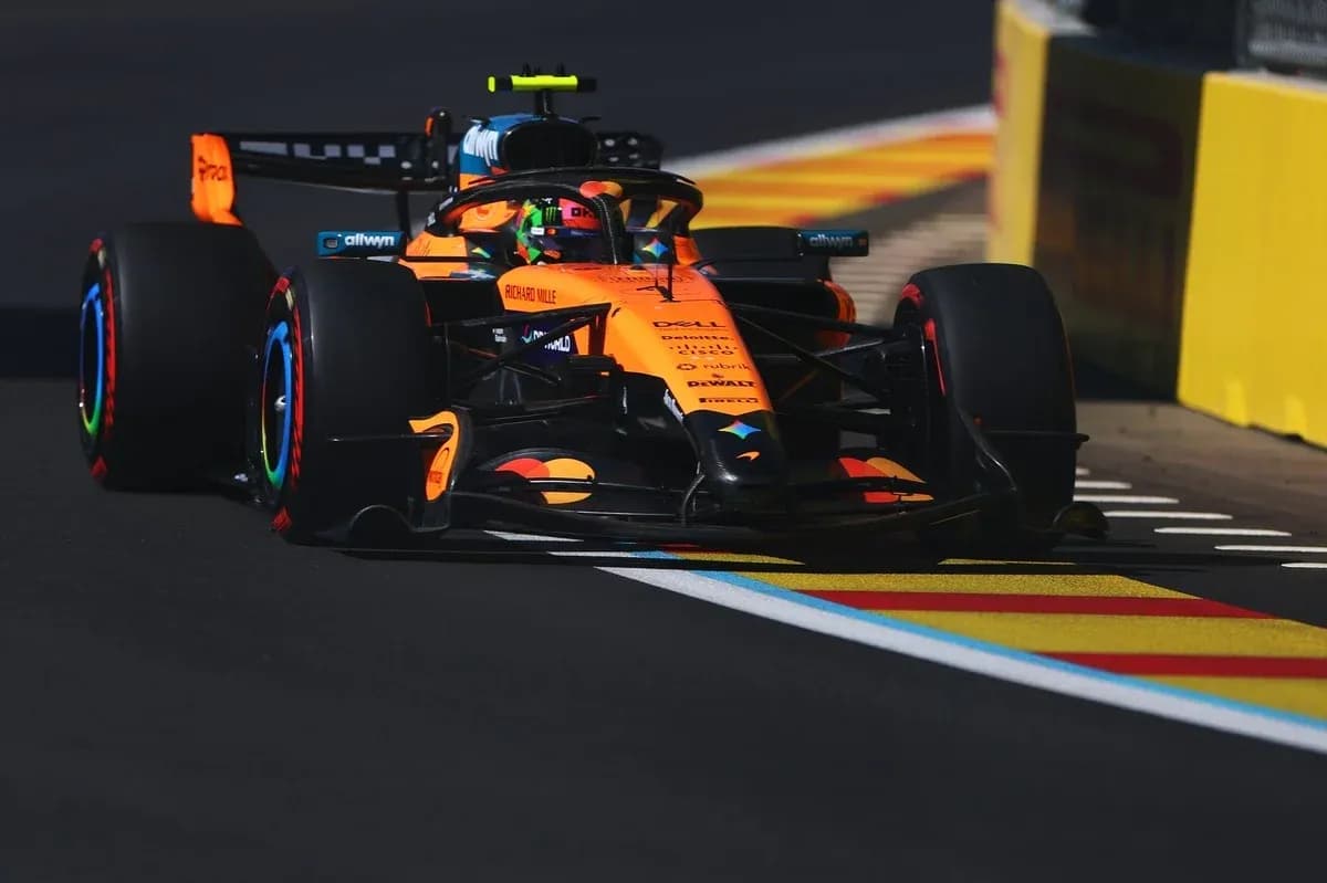 Voiture de F1 McLaren sur la piste