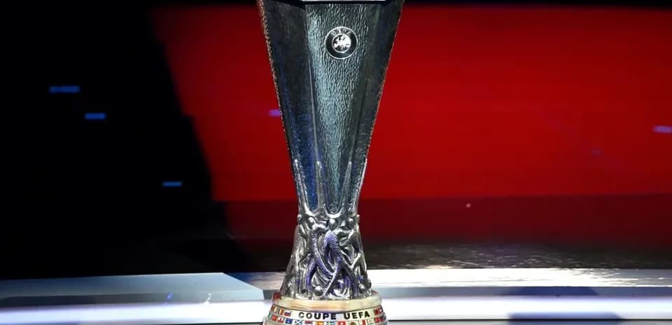Trophée de la Ligue Europa sur podium