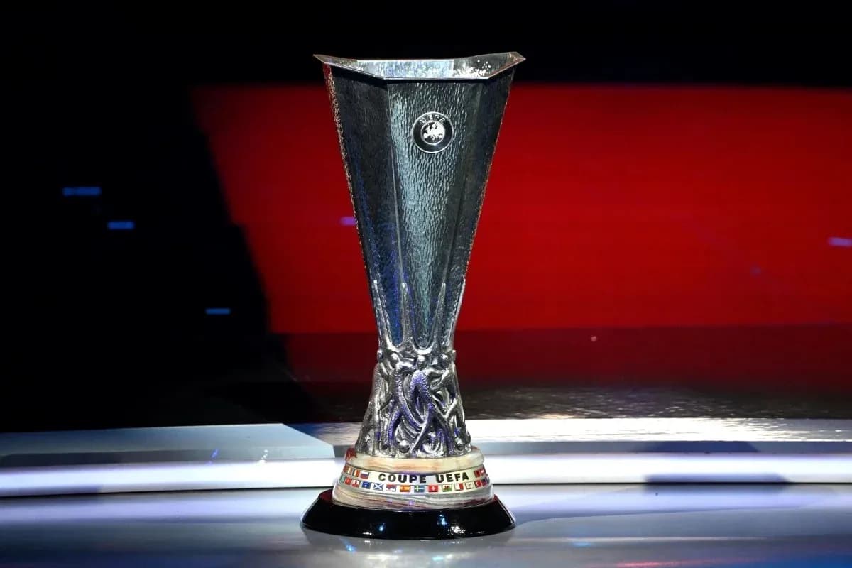 Trophée de la Ligue Europa sur podium
