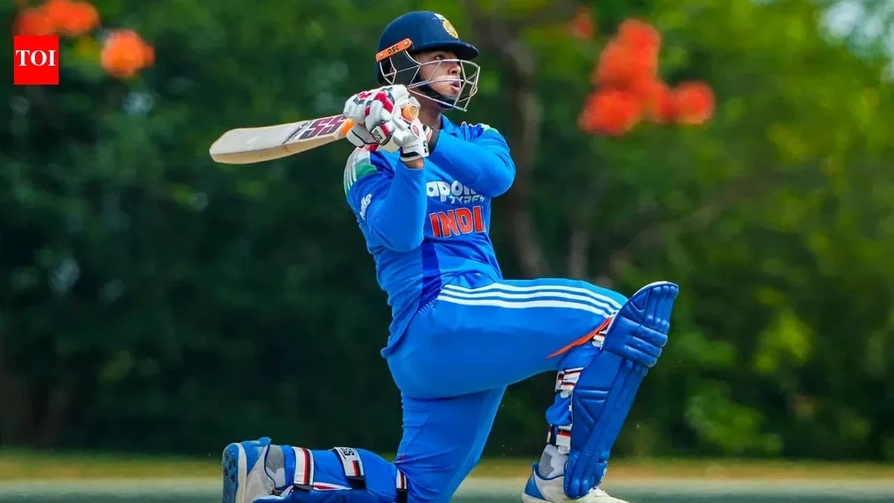 Joueur de cricket frappant la balle à l'entraînement